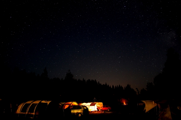 Stensjö camping bij nacht.